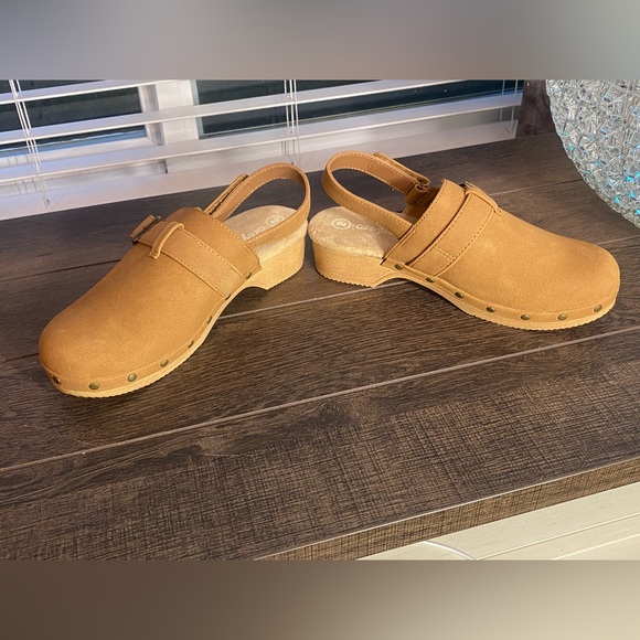 Cat & Jack Cognac Rainey Slip on Clogs - Size 2 - Picture 5 of 12